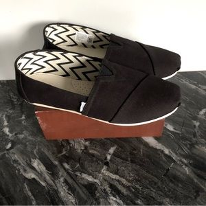 Black Toms Sz 7.5